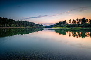 Ruhige abendliche Wasserlandschaft mit Wald und sanfter Himmelsspiegelung, Stausee Zeulenrodaer Meer, Zeulenroda-Triebes, Thüringen, Deutschland
