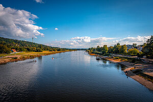 Weitläufige Flusslandschaft der Elbe unter blauem Himmel mit Wolkenformationen, Dresden, Sachsen, Deutschland