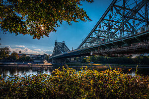 Stahlbrücke das Blaue Wunder über der Elbe, umgeben von herbstlichen Farben, Dresden, Sachsen, Deutschland