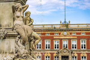 Der Brunnen Muschelminna oder Toberentzbrunnen auf dem Postplatz in Görlitz, Oberlausitz, Sachsen, Deutschland