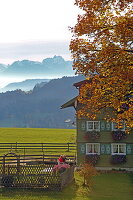 Bauernhof mit Blick bei Oberreute, Allgäu, Schwaben, Bayern, Deutschland