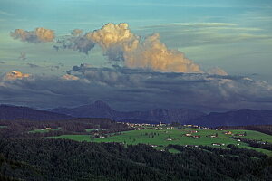 Blick vom Kreuzberg bei Scheidegg nach Scheffau, Allgäu, Schwaben, Bayern, Deutschland