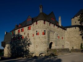 Schloss Burg an der Wupper, Vorburg mit Grabentor, Solingen, NRW, Deutschland