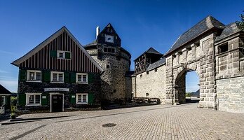 Schloss Burg an der Wupper, Mitteltor, Glockenturm und Haus im bergischen Stil, Solingen, NRW, Deutschland