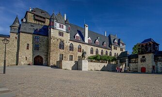 Schloss Burg an der Wupper, Nord-West-Ansicht mit Reiterstandbild Graf Engelbert, Solingen, NRW, Deutschland