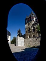 Schloss Burg an der Wupper, Reiterstandbild Graf Engelbert vor dem Palas der Burg, Solingen, NRW, Deutschland