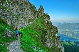 Mann und Frau beim Wandern auf schmalem Weg, Kitzbüheler Horn, KAT Walk, Kitzbüheler Alpen, Tirol, Österreich
