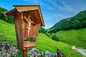 Blumengeschmücktes Holzkreuz auf einer Alm, KAT Walk, Kitzbüheler Alpen, Tirol, Österreich