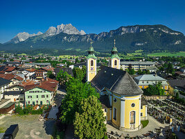 St. Johann mit Pfarrkirche und Kaisergebirge im Hintergrund, St. Johann in Tirol, Kitzbüheler Alpen, Tirol, Österreich