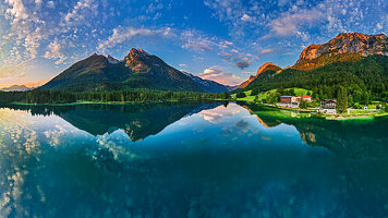Panorama mit Morgenstimmung am Hintersee mit Hochkalter und Reiteralm, Hintersee, Berchtesgadener Alpen, Berchtesgaden, Oberbayern, Bayern, Deutschland