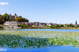 Combourg mit Château de Combourg, Hotel du Lac am Ufer des Sees und Kirche Notre-Dame, Ille-et-Vilaine, Bretagne, Frankreich