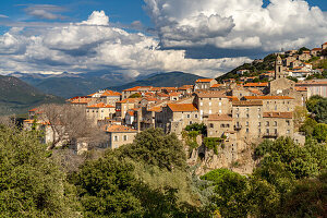 Stadtansicht mit der Kirche Sainte-Marie in Sartene, Korsika, Frankreich