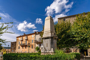 Das Kriegsdenkmal Monument aux Morts de Sartène auf dem Platz Place de la Liberation oder Place Porta in Sartene, Korsika, Frankreich