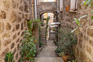 Enge Gasse in der Altstadt von Sartene, Korsika, Frankreich