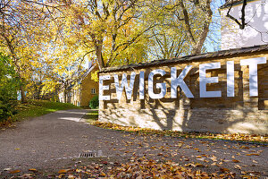 Fuggerei, Markusplätzle mit Fuggereicode Ewigkeit, Augsburg, Schwaben, Bayern, Deutschland