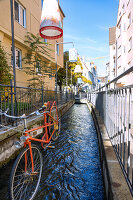 Lechkanäle, Lechkanal mit aufgehängtem Fahrrad und Lampenschirmen Bei St. Ursula, Augsburg, Schwaben, Bayern, Deutschland