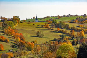 Der Ort Mildenau, in malerischer Herbstlandschaft, Erzgebirge, Sachsen, Deutschland