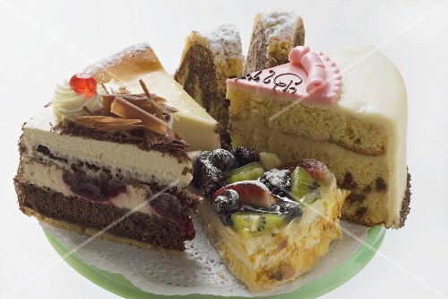 Verschiedene Kuchenstücke auf … – Bilder kaufen – 928045 StockFood