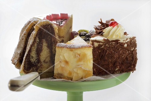 Verschiedene Kuchenstücke auf … – Bilder kaufen – 928049 StockFood