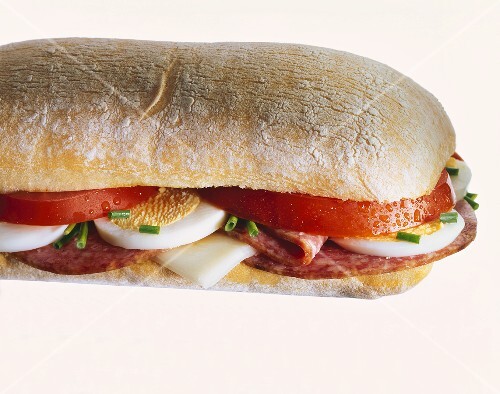 Ciabatta-Sandwich belegt mit Tomate, Salami, Ei und Käse – Bild kaufen ...