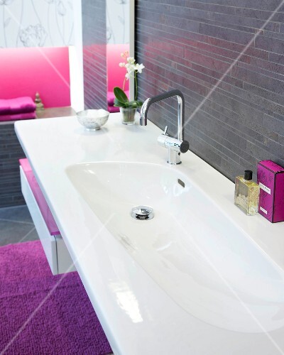 Weisses Langes Waschbecken An Schwar Zer Wand Pinker Teppich