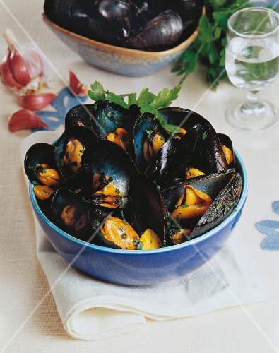 Steamed mussels with garlic and parsley … – License Images – StockFood ...