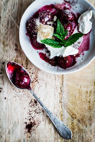 Amaretto cherries with cream (seen from above)
