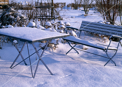 Verschneiter Garten Mit Bank Und Tisch Bild Kaufen 12107709