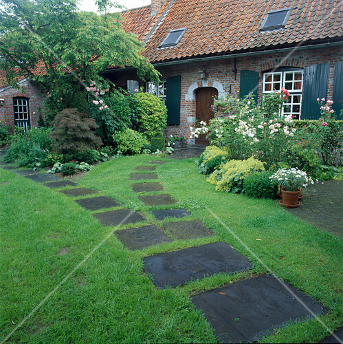 Steinplatten Im Rasen Als Gartenwege Bild Kaufen 12123691