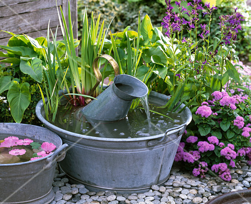 Kleines Wasserspiel alte Zinkwannen … Bild kaufen 12149099