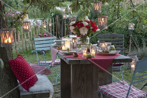 Gedeckter Tisch Unterm Baum Im Garten Bild Kaufen 12181847