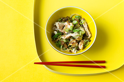 Zoodles with sesame seed chicken (keto cuisine)