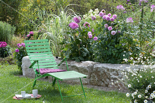 Liegestuhl Im Garten Am Dahlienbeet Bild Kaufen 12435081