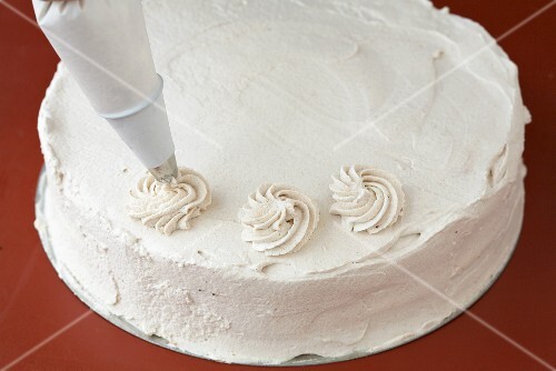 Spritztechnik Torte Verzieren Sahne Creme Aufspritzen www.stockfood.de